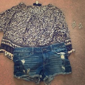 Black/white flowy top